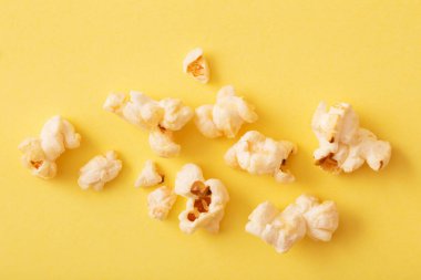 sarı zemin üzerine pop corn