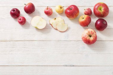 ahşap beyaz zemin üzerine elma