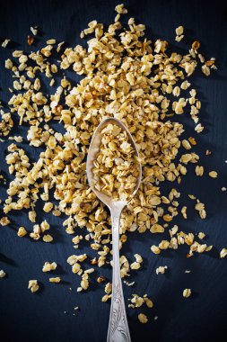 koyu arka plan üzerinde granola