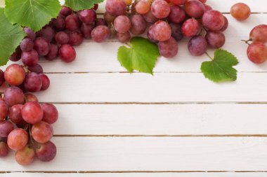 pembe ve yeşil ahşap arka plan üzerinde üzüm