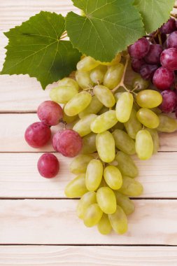 pembe ve yeşil ahşap arka plan üzerinde üzüm