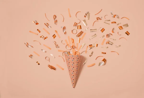 Chapéu Aniversário Com Confete Fundo Papel — Fotografia de Stock