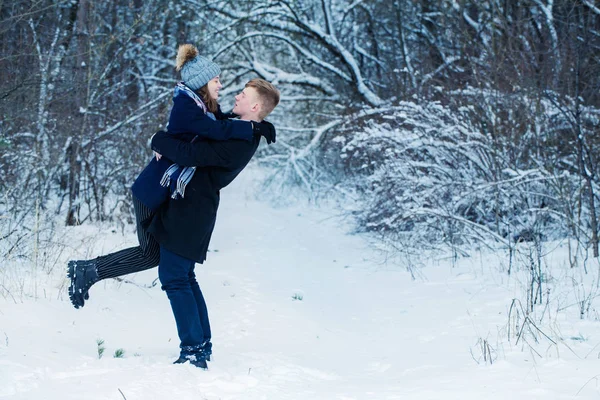 冬の公園の若いカップルは — ストック写真