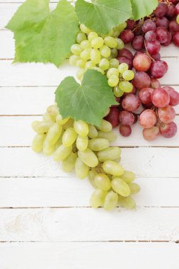 pembe ve yeşil ahşap arka plan üzerinde üzüm