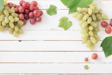 pembe ve yeşil ahşap arka plan üzerinde üzüm