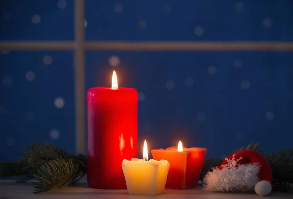 Χριστουγεννιάτικα Κεριά Στο Παρασκήνιο Νύχτα Παράθυρο — Φωτογραφία Αρχείου