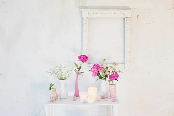 Květiny Vázy Svíčky Bílém Pozadí — Stock fotografie