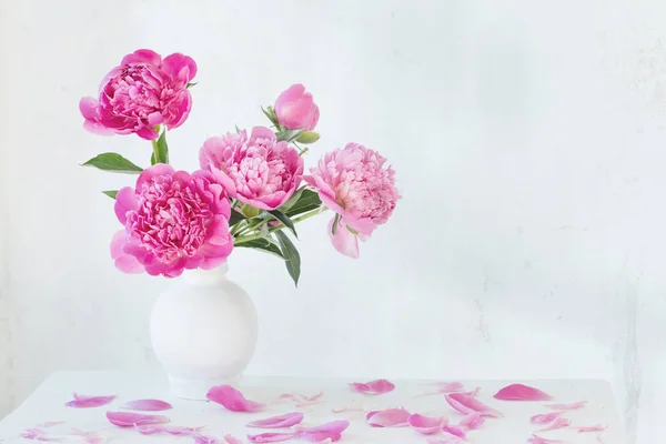 Pivoines Roses Dans Vase Sur Étagère Vintage Bois Blanc — Photo