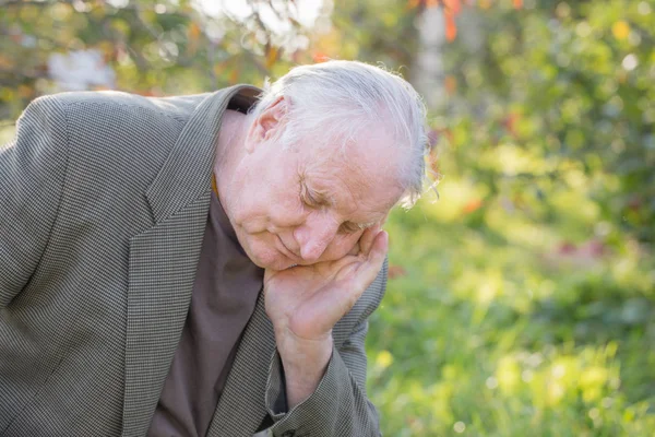 Portrait Homme Âgé Dans Parc Ensoleillé — Photo