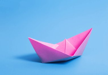 kağıt tekne mavi kağıt arka plan üzerinde