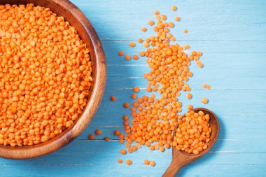 Mercimek mavi ahşap zemin üzerine