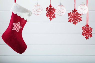 Noel çorap karşı ahşap arka plan asılı