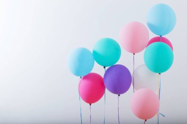 Beyaz ahşap zemin üzerinde balonlar