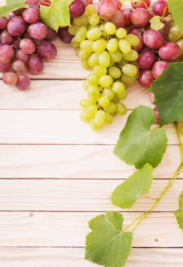 pembe ve yeşil ahşap arka plan üzerinde üzüm