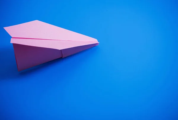 Mavi Renk Arka Plan Üzerinde Kağıt Uçak — Stok fotoğraf