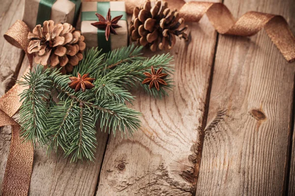 古い木製の背景のクリスマス自然の装飾 — ストック写真