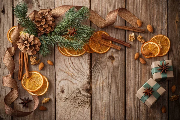 Decoraciones Navideñas Con Especias Sobre Fondo Madera Viejo — Foto de Stock