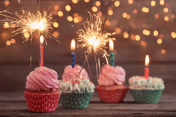 Cupcake Com Sparkler Fundo Madeira Velho — Fotografia de Stock