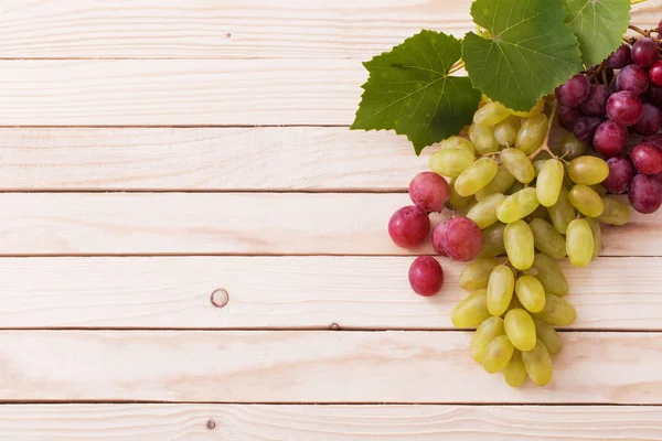 粉红色和绿色的葡萄在木质背景下 — 图库照片