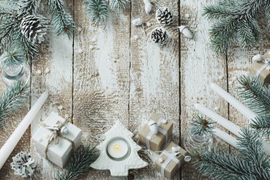 Eski Beyaz ahşap zemin üzerinde Noel hediyeleri