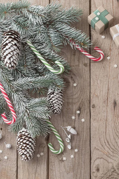 Christmas Gröna Gren Och Gåvor Gamla Trä Bakgrund — Stockfoto