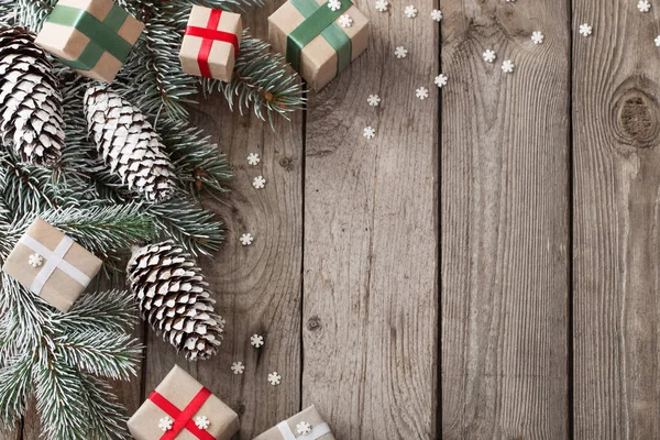 Weihnachtlicher Grüner Zweig Und Geschenke Auf Altem Holzgrund — Stockfoto