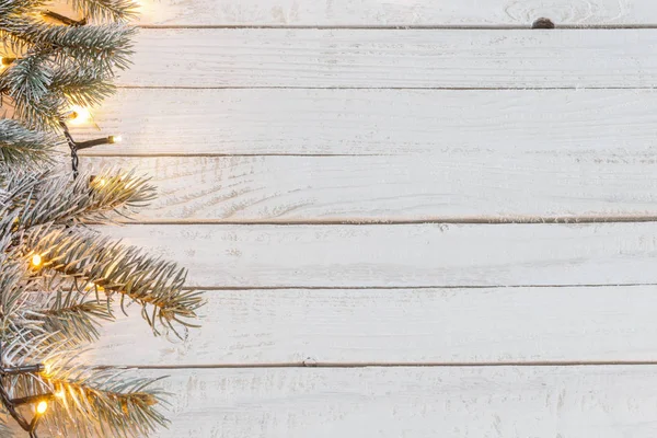 Kerst Slinger Witte Houten Achtergrond — Stockfoto