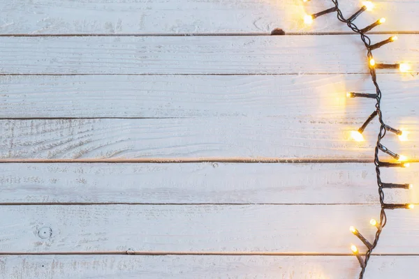 Weihnachtsbeleuchtung Auf Weiß Lackiertem Holzhintergrund — Stockfoto