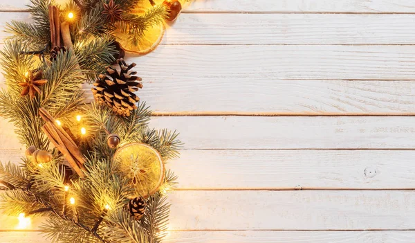 Guirnalda Navidad Sobre Fondo Madera Blanca —  Fotos de Stock