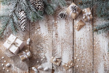 Eski Beyaz ahşap zemin üzerinde Noel hediyeleri
