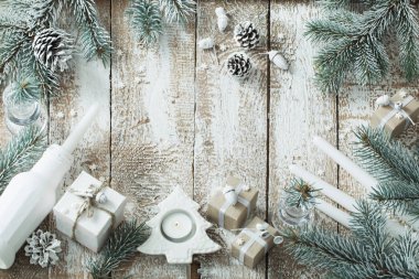 Eski Beyaz ahşap zemin üzerinde Noel hediyeleri