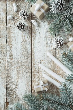 Eski Beyaz ahşap zemin üzerinde Noel hediyeleri