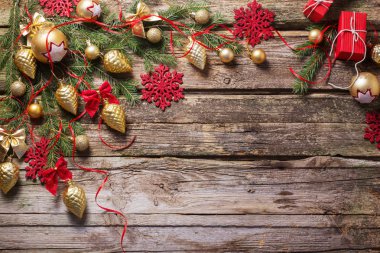 Ahşap arka plan üzerinde kırmızı ve altın christmas dekorasyon