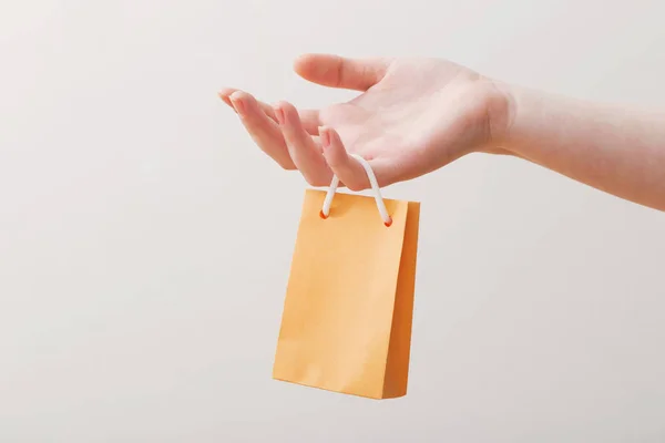 Mano Mujer Con Bolsa Papel Sobre Fondo Blanco —  Fotos de Stock