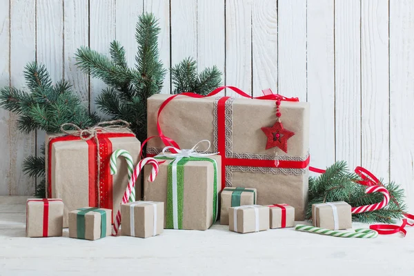白い木製の背景にクリスマス プレゼント — ストック写真
