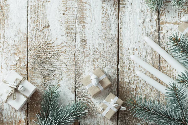 古い白い木製の背景にクリスマス プレゼント — ストック写真