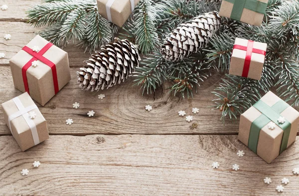 Kerst Groene Tak Giften Oude Houten Achtergrond — Stockfoto