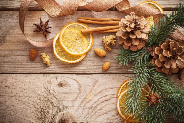 Décorations Noël Avec Des Épices Sur Fond Vieux Bois — Photo
