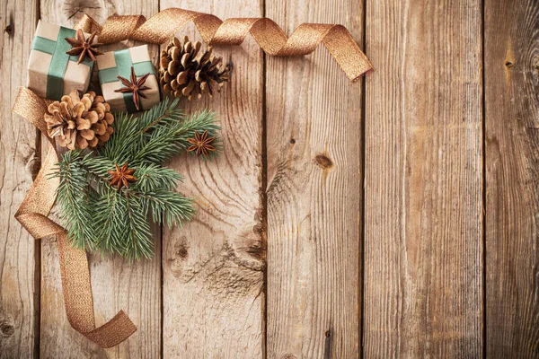 古い木製の背景のクリスマス自然の装飾 — ストック写真
