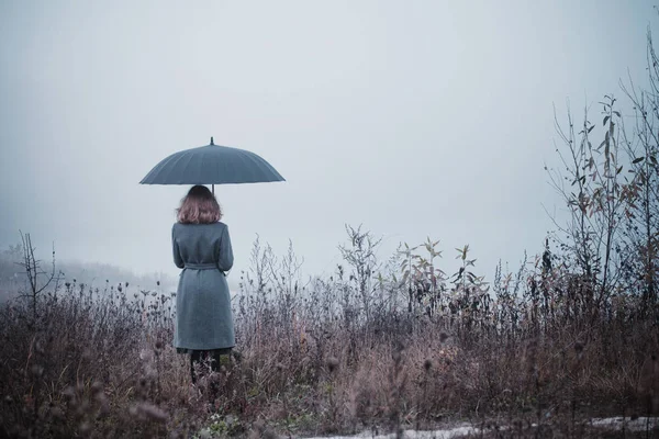 Giovane Ragazza Con Ombrello Campo Autunnale — Foto Stock