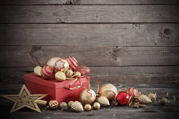 Brinquedos Natal Caixa Vermelha Fundo Madeira Velha — Fotografia de Stock