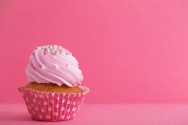 pembe bir arka plan üzerinde cupcake