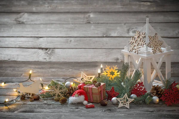 Kerstdecoratie Met Witte Lantaarn Houten Achtergrond — Stockfoto
