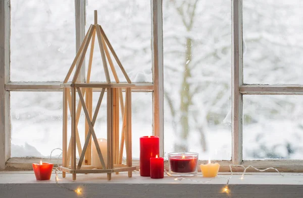 背景冬景窗台上的木灯笼 — 图库照片