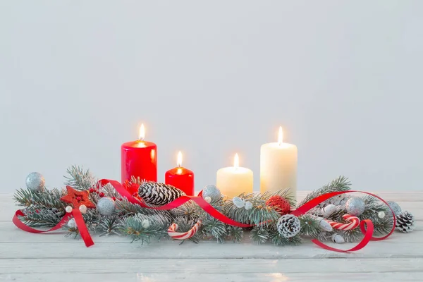 Ghirlanda Natale Sul Tavolo Legno Bianco — Foto Stock