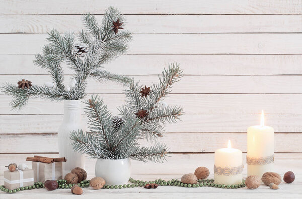 Рождественские украшения на белом старом деревянном фоне
