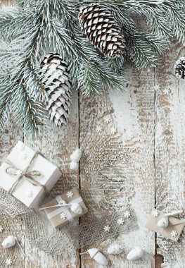 Eski Beyaz ahşap zemin üzerinde Noel hediyeleri