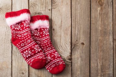 eski ahşap arka plan üzerinde kırmızı kış çorap