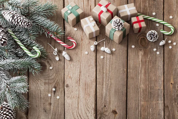 Зеленая Ветка Рождества Подарки Старом Деревянном Фоне — стоковое фото