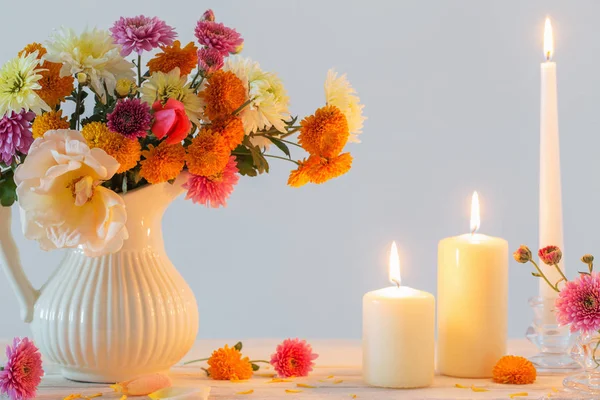 仍然生活与菊花和燃烧的蜡烛 — 图库照片